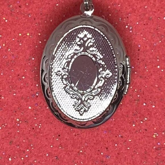 Pearl Victorian Lady Cameo Silver Locket Necklace - Picture 4 of 9